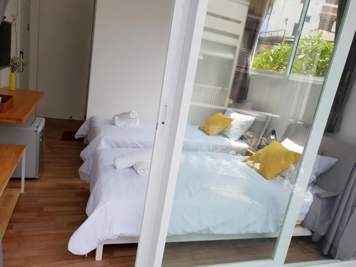 Yelo Hostel & Cafe Ho Chi Minh City Exterior photo